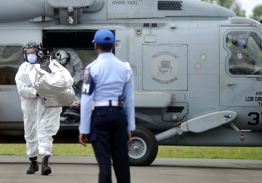 Aksi helikopter SeaHawk AS evakuasi korban AirAsia