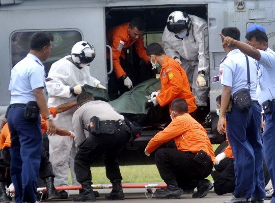 Aksi helikopter SeaHawk AS evakuasi korban AirAsia