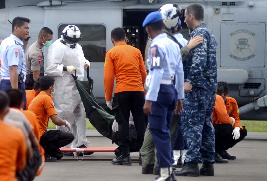 Aksi helikopter SeaHawk AS evakuasi korban AirAsia