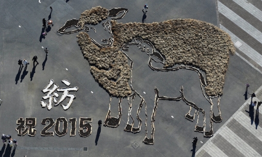 Tahun Baru, 'domba raksasa' hebohkan warga Jepang