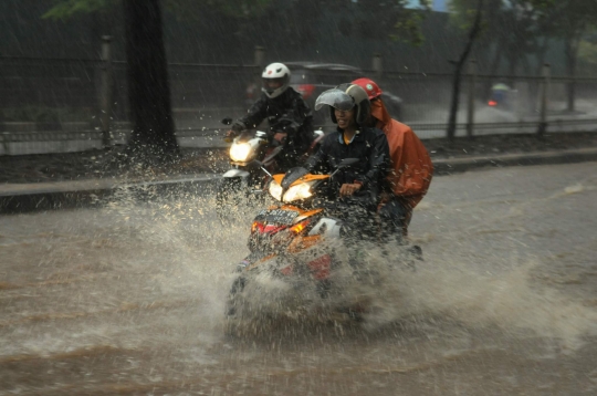 Banjir 40 centimeter, pemotor nekat terobos Jalan Arteri Simprug