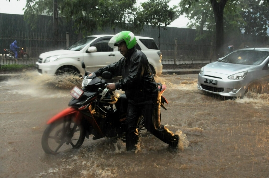 Banjir 40 centimeter, pemotor nekat terobos Jalan Arteri Simprug