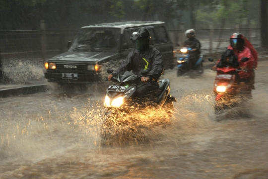 Banjir 40 centimeter, pemotor nekat terobos Jalan Arteri Simprug