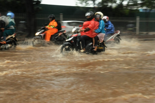 Banjir 40 centimeter, pemotor nekat terobos Jalan Arteri Simprug