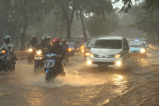 Banjir 40 centimeter, pemotor nekat terobos Jalan Arteri Simprug