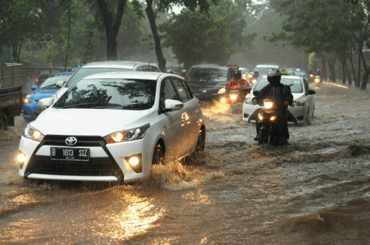 Banjir 40 centimeter, pemotor nekat terobos Jalan Arteri Simprug