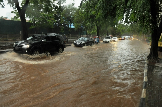 Banjir 40 centimeter, pemotor nekat terobos Jalan Arteri Simprug