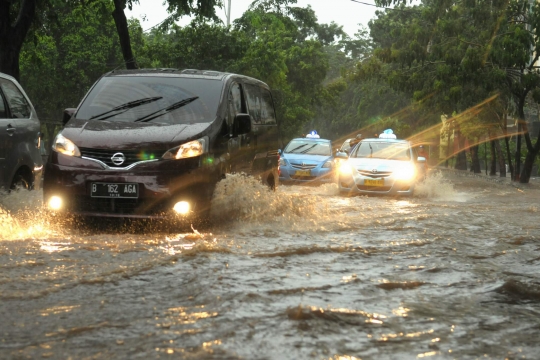 Banjir 40 centimeter, pemotor nekat terobos Jalan Arteri Simprug