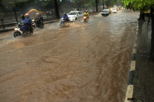 Banjir 40 centimeter, pemotor nekat terobos Jalan Arteri Simprug