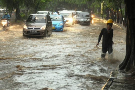 Banjir 40 centimeter, pemotor nekat terobos Jalan Arteri Simprug