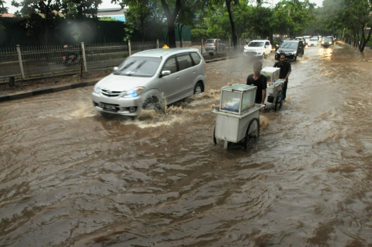 Banjir 40 centimeter, pemotor nekat terobos Jalan Arteri Simprug