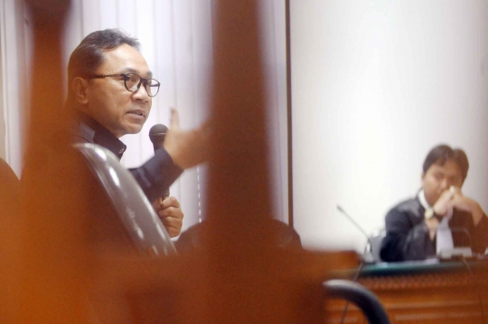 Ketua MPR Zulkifli Hasan bersaksi di sidang penyuap Annas Maamun