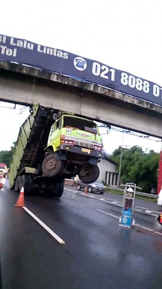 Ini wujud truk yang tersangkut jembatan di Tol Jagorawi