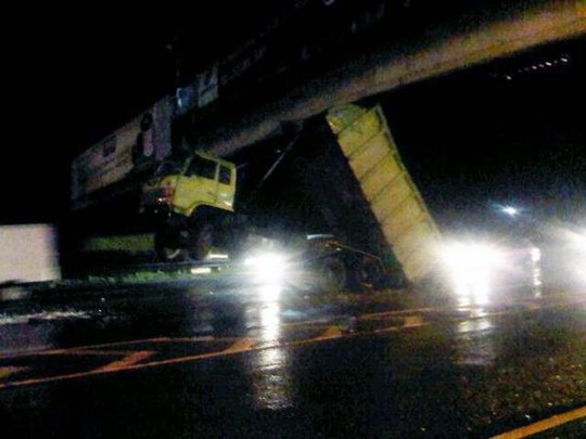 Ini wujud truk yang tersangkut jembatan di Tol Jagorawi