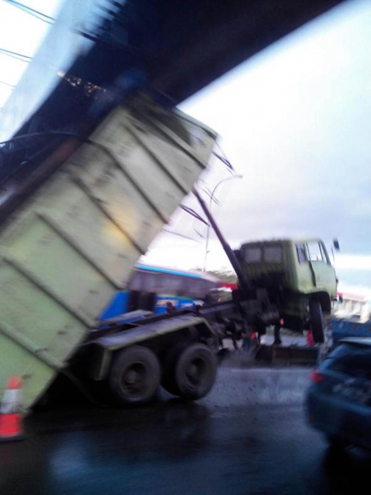 Ini wujud truk yang tersangkut jembatan di Tol Jagorawi