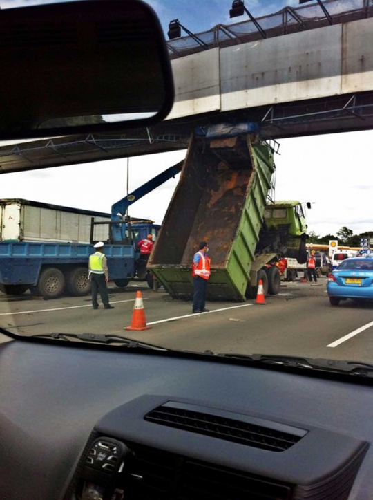 Ini wujud truk yang tersangkut jembatan di Tol Jagorawi