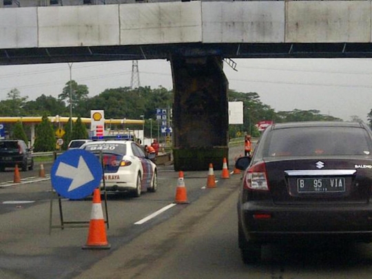 Ini wujud truk yang tersangkut jembatan di Tol Jagorawi