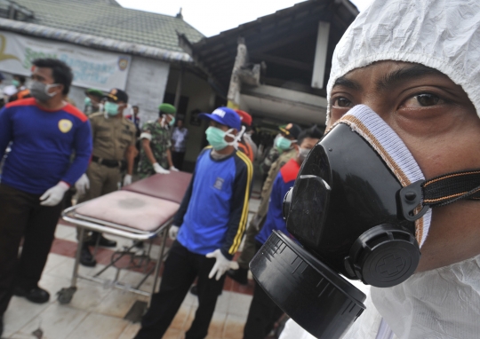 Cegah virus, tim evakuasi korban AirAsia kenakan baju steril