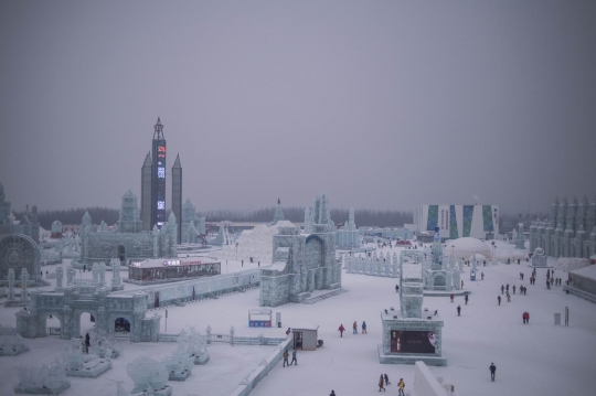 Mengunjungi kemegahan istana es di Harbin