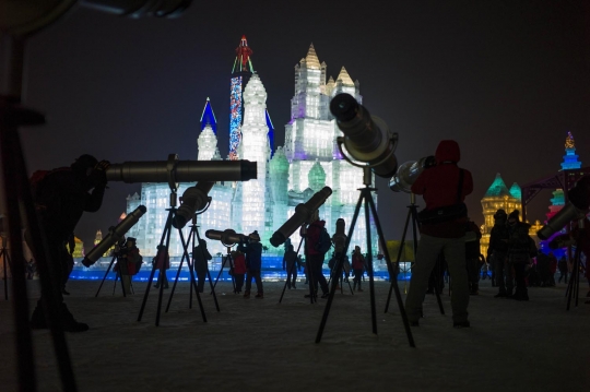 Mengunjungi kemegahan istana es di Harbin