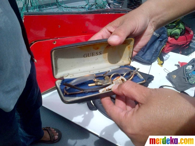 Foto Ini barang barang korban AirAsia yang ditemukan KRI 