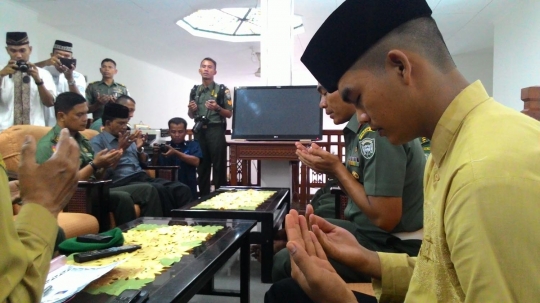 Anggota TNI AD masuk Islam di Masjid Baiturahman Aceh