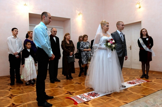 Imbas konflik, warga Ukraina nikah di kantor sipil pro-Rusia