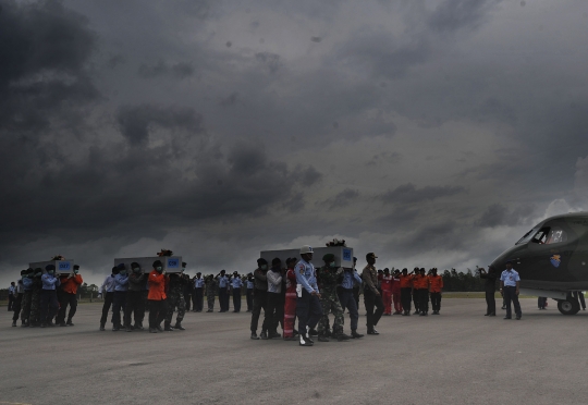 Awan hitam iringi pengiriman jenazah korban AirAsia ke Surabaya