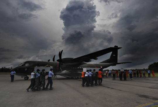 Awan hitam iringi pengiriman jenazah korban AirAsia ke Surabaya