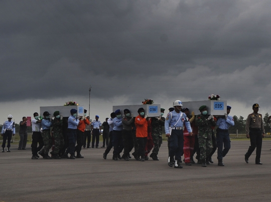 Awan hitam iringi pengiriman jenazah korban AirAsia ke Surabaya