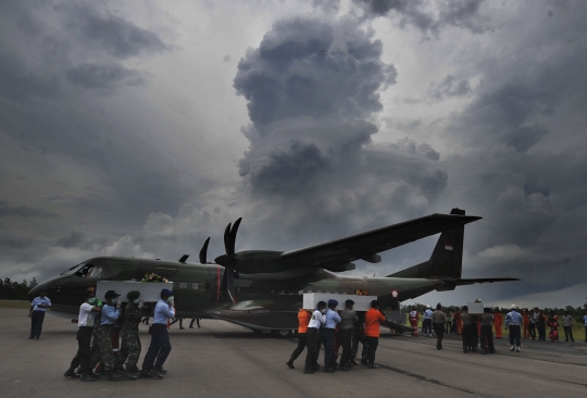 Awan hitam iringi pengiriman jenazah korban AirAsia ke Surabaya