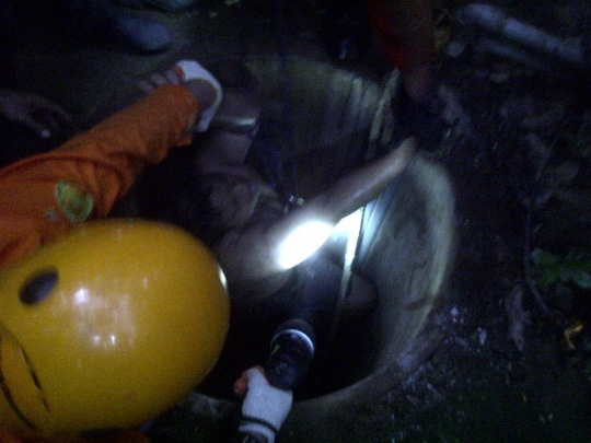 Penyelamatan dramatis pria bertubuh tambun tercebur sumur 30 m
