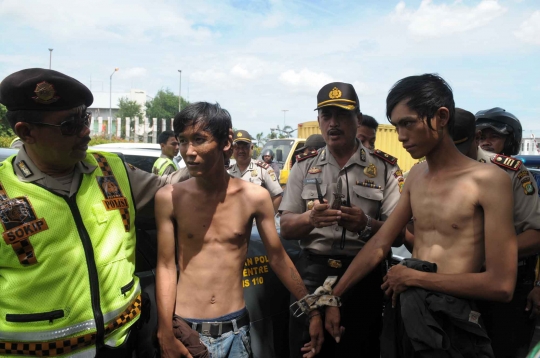 Tertangkap bawa pisau, dua preman ditelanjangi polisi