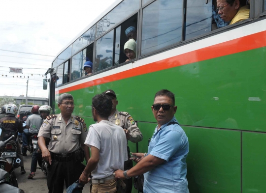 Tertangkap bawa pisau, dua preman ditelanjangi polisi