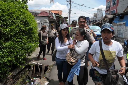 Tertangkap bawa pisau, dua preman ditelanjangi polisi