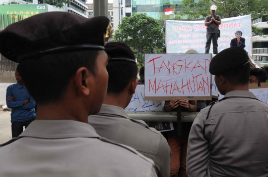 Demo mafia hutan, aktivis minta KPK tangkap Zulkifli Hasan