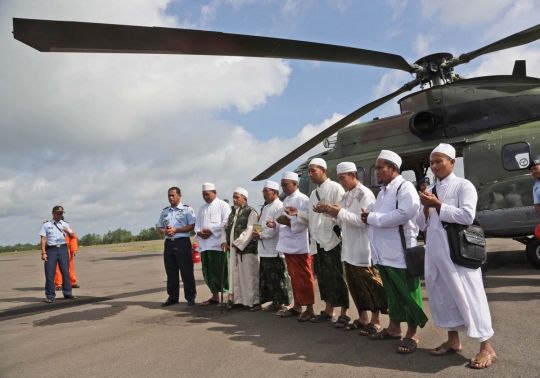 Doa bersama di helikopter Super Puma iringi pencarian AirAsia