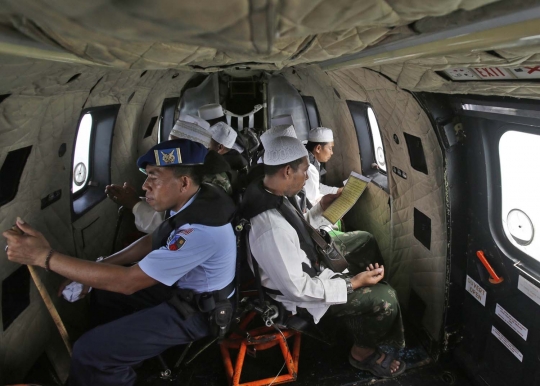 Doa bersama di helikopter Super Puma iringi pencarian AirAsia