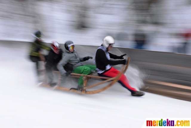 Foto : Serunya lomba balap kereta luncur tradisional di 