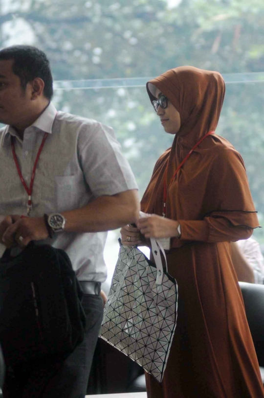 Siti Masnuri, istri muda Fuad Amin Imron penuhi panggilan KPK