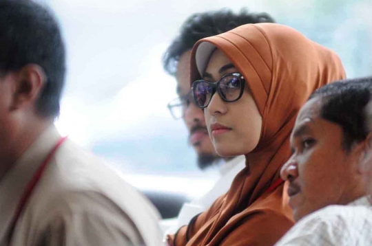 Siti Masnuri, istri muda Fuad Amin Imron penuhi panggilan KPK