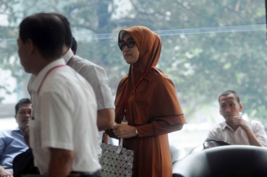 Siti Masnuri, istri muda Fuad Amin Imron penuhi panggilan KPK