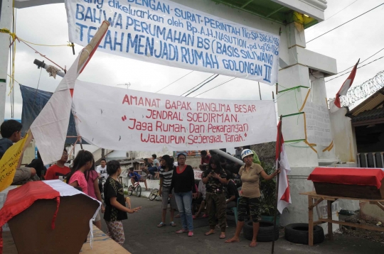 Tolak penggusuran, warga blokade kompleks Batalyon Siliwangi