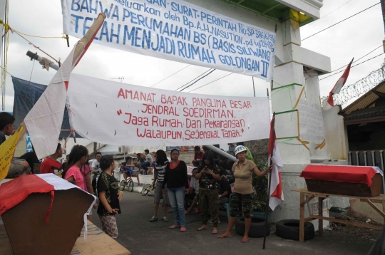 Tolak penggusuran, warga blokade kompleks Batalyon Siliwangi