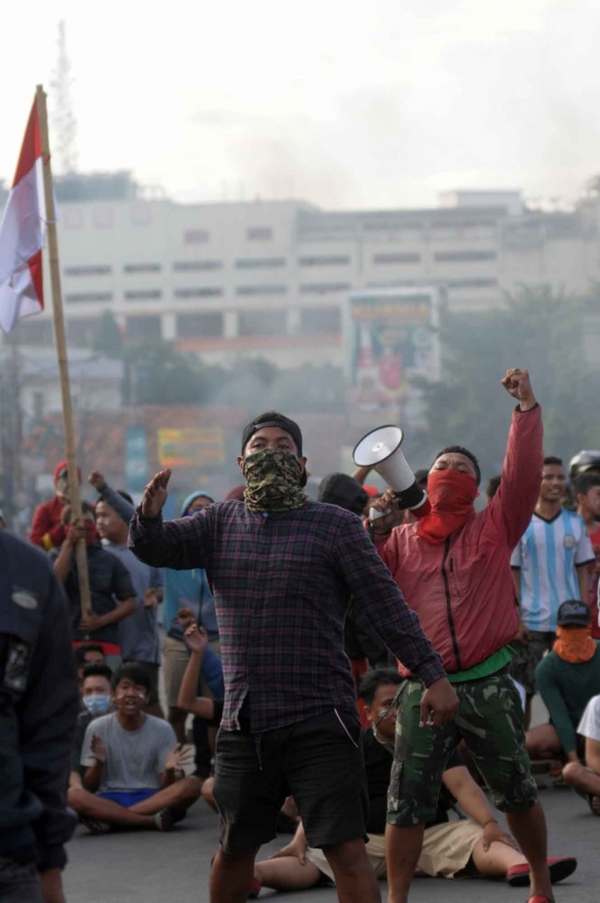 Hadang TNI, warga Kompleks Batalyon Siliwangi blokir jalan