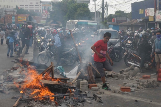 Hadang TNI, warga Kompleks Batalyon Siliwangi blokir jalan