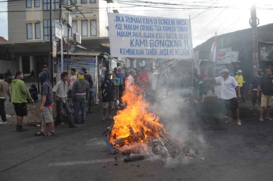 Hadang TNI, warga Kompleks Batalyon Siliwangi blokir jalan