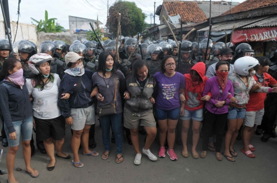 Tolak digusur, ibu-ibu nekat pamer payudara di hadapan TNI