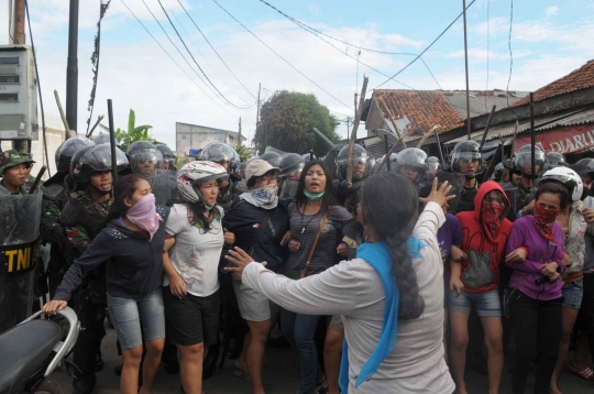 Tolak digusur, ibu-ibu nekat pamer payudara di hadapan TNI