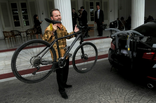 Gaya unik Duta Besar Norwegia bersepeda atasi macet di Jakarta